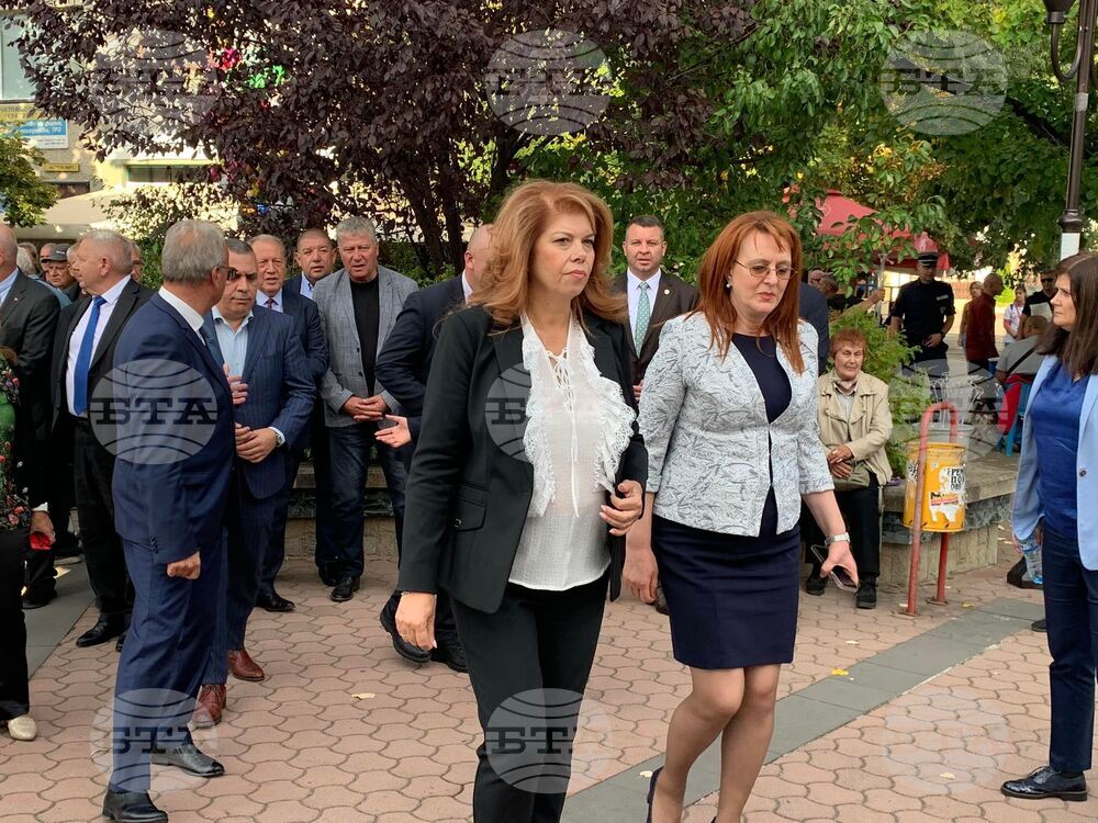 България трябва да е част от страните, които да настояват за среща на високо равнище за изход от кризата, смята Илияна Йотова