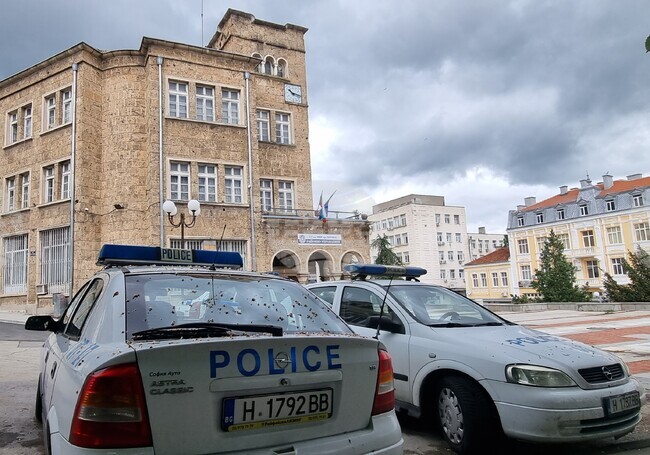 Полицаи задържаха криминално проявен мъж от новопазарското село Правенци, откраднал лек автомобил в Шумен