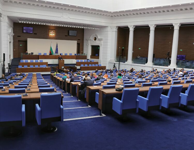 Парламентът не събра кворум от първия опит за начало на извънредното заседание, в залата се регистрираха 67 депутати