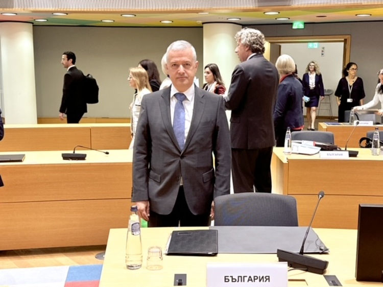 България очаква Европейският съвет да отправи силно послание за дългосрочна подкрепа за Украйна, каза Иван Кондов на заседание на Съвет „Общи въпроси“ на ЕС