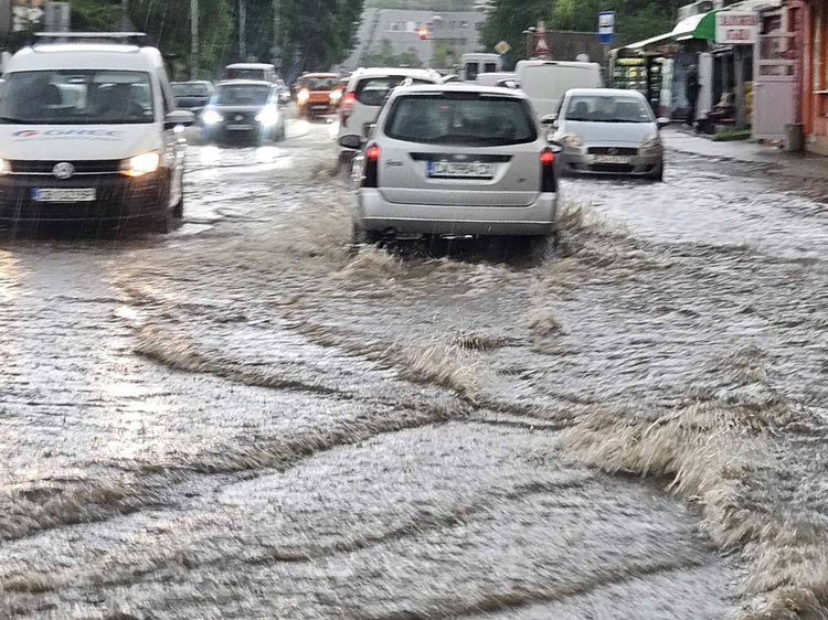 Силна буря с градушки и обилен дъжд имаше в София и в няколко населени места в страната