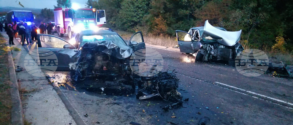 Тежка катастрофа между два автомобила затвори пътя за Малко Търново, трима и две деца са в болница