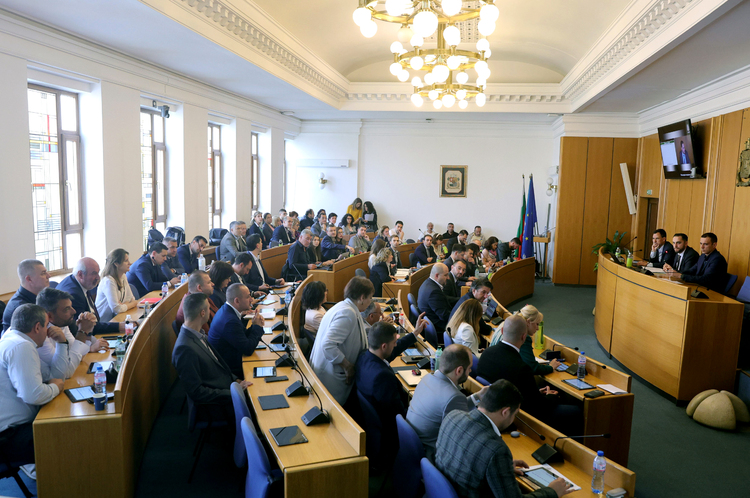 С предложение за създаване на временна комисия за ситуацията с лифтовете в планината Витоша завърши днешното извънредно заседание на СОС