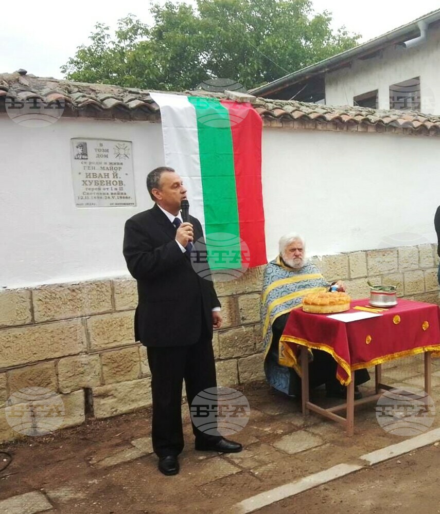 БТА :: Заместник-министър Радостин Илиев почете паметта на героя от войните  генерал-майор Иван Хубенов