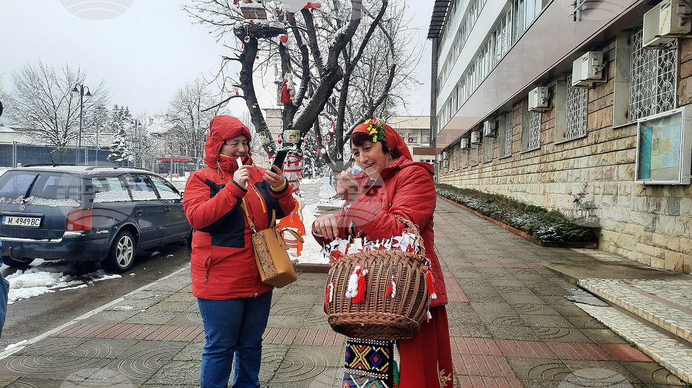 Деца от Берковица закичиха минувачи в центъра на града с мартеници