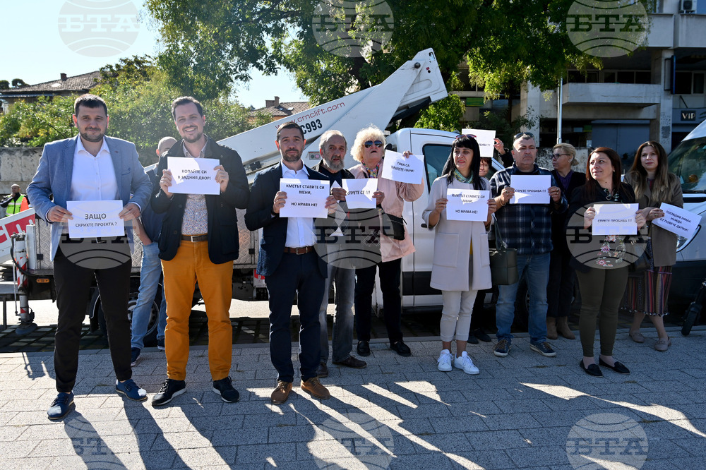 Протест и викове "Оставка" съпътстваха церемонията за първата копка за пробива на бул."Марица-юг" при Водната палата в Пловдив