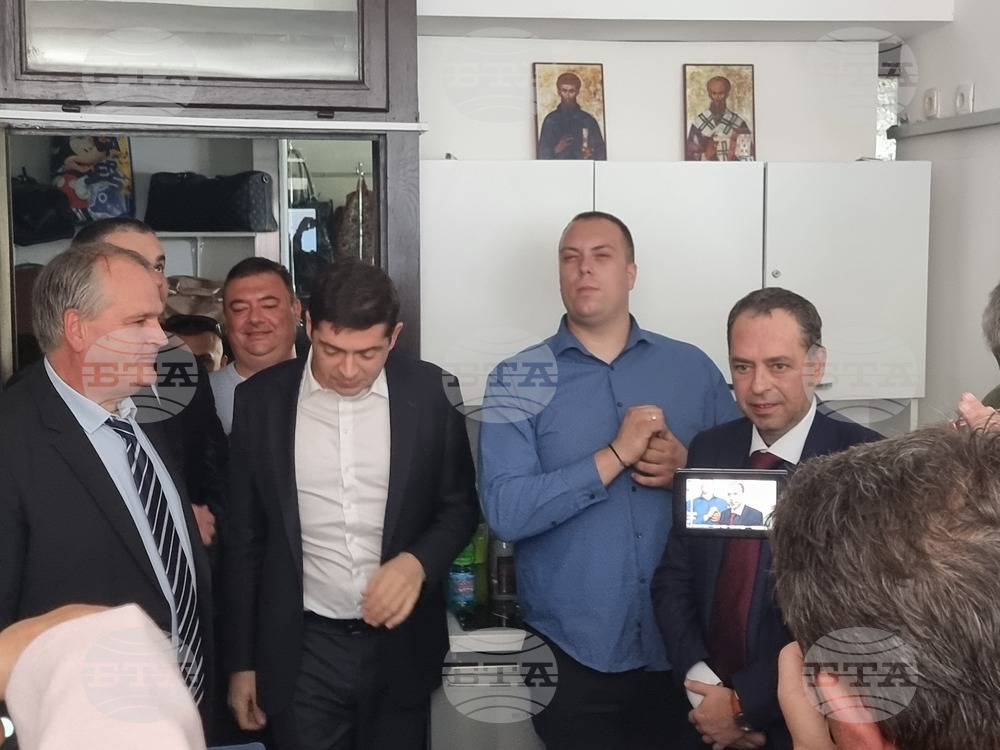 В Охрид бе открит клубът на сдружението "Цар Борис Трети", отвън протест с възгласи "Татари" и "Фашисти"
