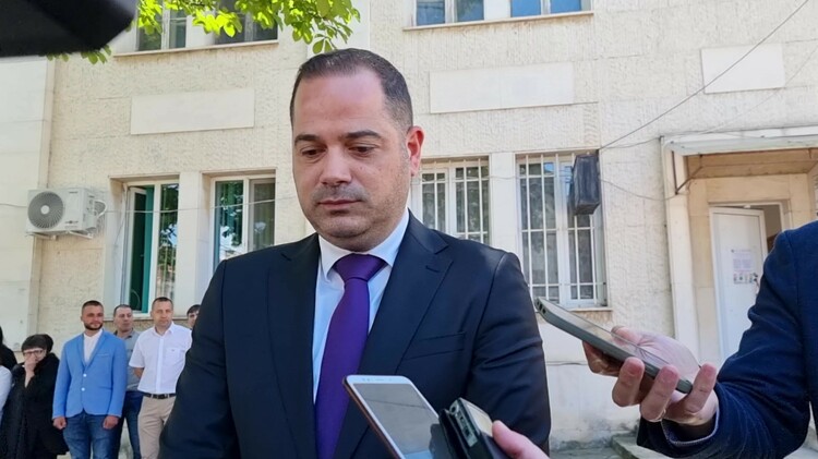 Продължават оперативно-издирвателните мероприятия след обира на кметството в Шивачево, съобщи министър Калин Стоянов