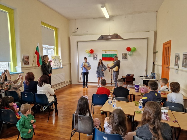 Българското училище „Христо Ботев“ в Туламор отбеляза края на учебната година с празнична програма