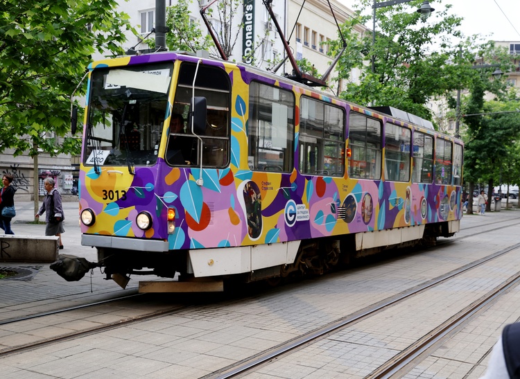Трамвай, нарисуван от ученици от 51 СУ „Елисавета Багряна“, тръгва по линия 10 в София