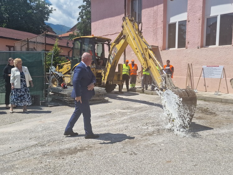 Служебният министър на образованието и науката направи символична първа копка на основен ремонт на Четвърто основно училище в Петрич
