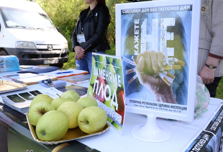 С ябълка срещу цигара и измерване на жизнените показатели кампания в София насърчава към живот без тютюнев дим