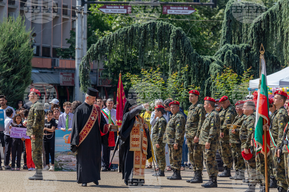 Във връзка с честването на празника на Казанлък кметът Галина Стоянова обяви 6 юни за неучебен ден
