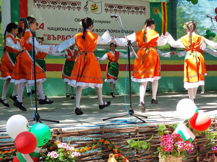 Вицепрезидентът Илияна Йотова откри 24-ия Национален детски фолклорен фестивал „Върбова свирка свири“ в Болярово