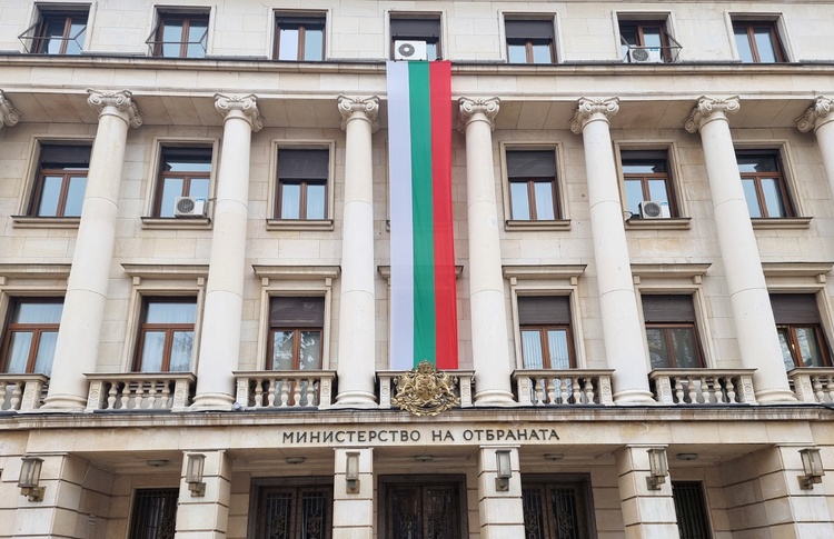 България няма да изпраща военнослужещи на територията на Украйна, се посочва в позиция на Министерството на отбраната