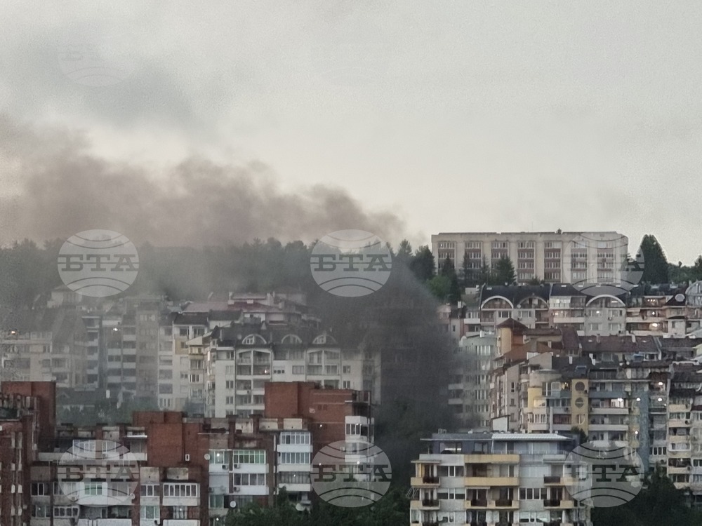 Автомобил пламна по време на буря и обилен дъжд тази вечер във Велико Търново, пострадали няма