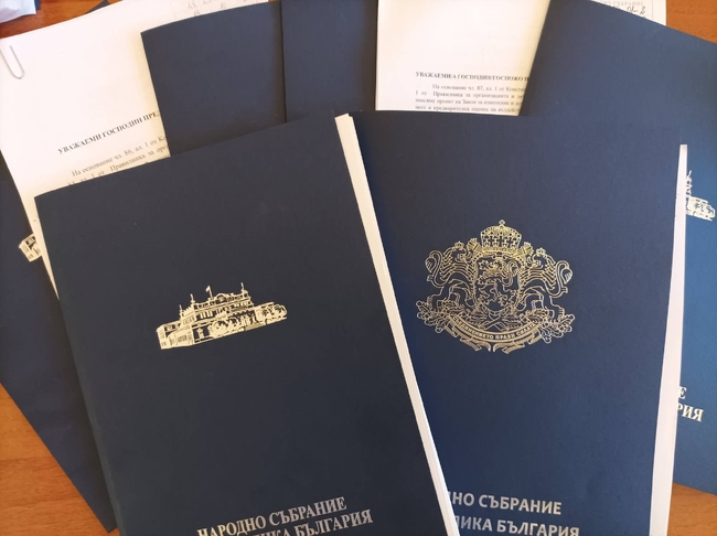 “Демократична България” внесе 8 законопроекта и решение за укрепване на армията с оказване на военна подкрепа на Украйна