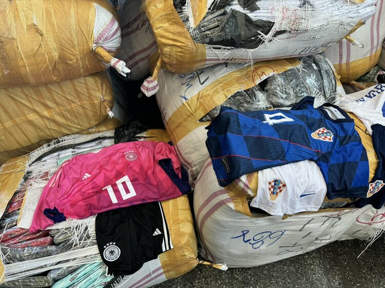 Над 27 хиляди „маркови“ стоки, брандирани с лога на спортни марки, свързани с европейското първенство по футбол в Германия, задържаха на ГКПП „Капитан Андреево“