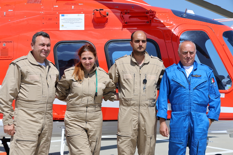 Георги Гвоздейков благодари на екипажа на медицинския хеликоптер за първата успешно изпълнена мисия