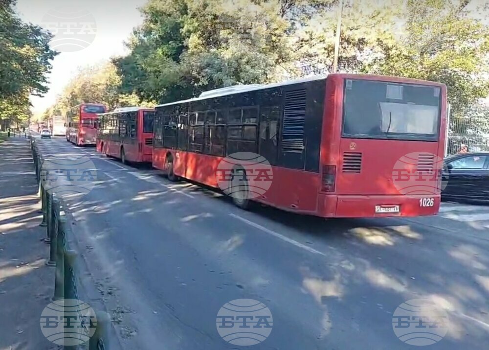 Автобуси блокираха централен булевард в Скопие