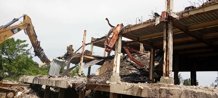 Продължава събарянето на сградите върху терена за бъдещата Национална детска болница, съобщиха от Министерството на здравеопазването