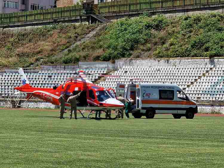 Медицински хеликоптер кацна на стадиона в Сандански, за да превози пациент с опасност за живота до София