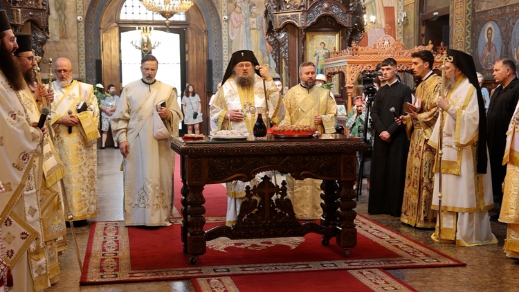 Заупокойни богослужения за три месеца от кончината на патриарх Неофит бяха отслужени в митрополитската катедрала &amp;quot;Св. Неделя&amp;quot;