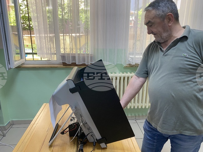 Най-голям е делът на колебаещите се избиратели в Турция; управляващата партия е с лек превес пред водещата опозиционна сила, показва проучване