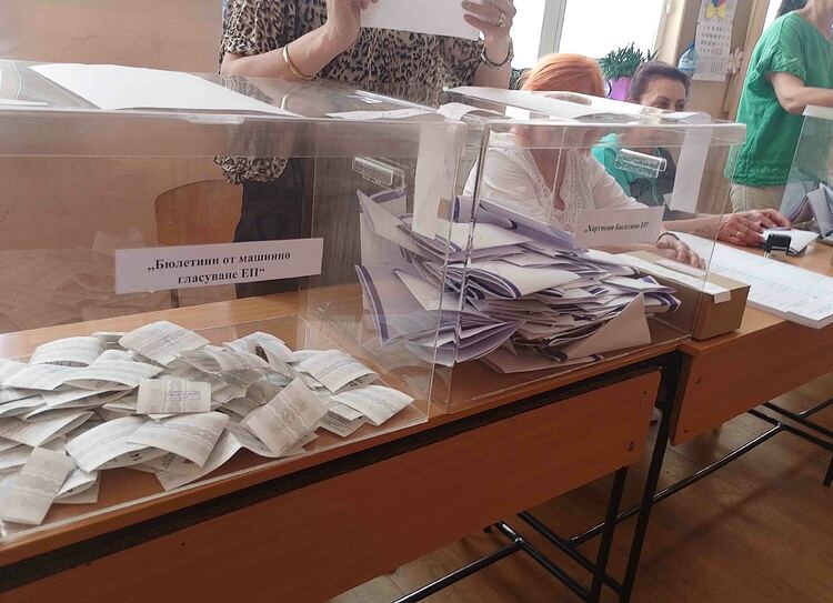 Според първите резултати от екзитпола на „Алфа рисърч“ за националните избори: ГЕРБ-СДС е с 26,2 %, ПП-ДБ - 15,7 %