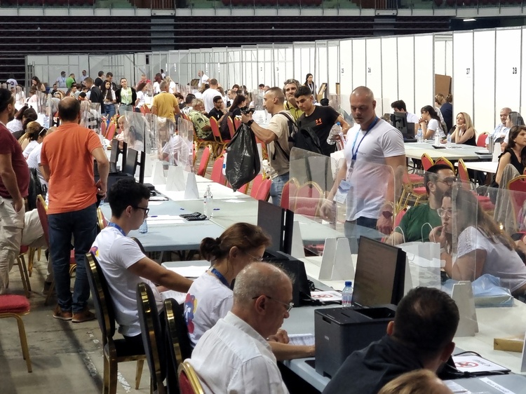 Секционните избирателни комисии в София продължават да предават протоколите си