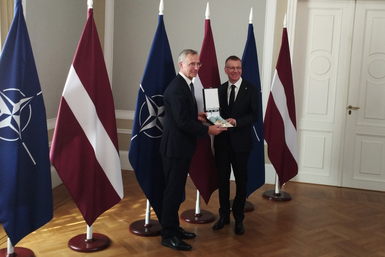 НАТО има силите, ресурсите, способностите и политическата воля да защити всяка една своя страна членка, обяви Столтенберг в Рига