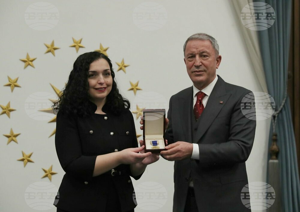 Президентката на Косово е връчила военен орден на турския министър на отбраната