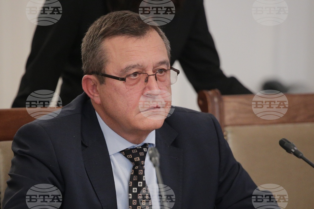 Националните програми са много важни за осигуряването на средства за дейностите в образованието, каза министър Сашо Пенов
