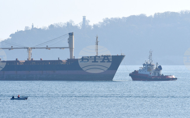 Спасителната операция на товарен кораб в Черно море е приключила успешно, осигурена е безопасността на моряците, съобщи Министерството на транспорта