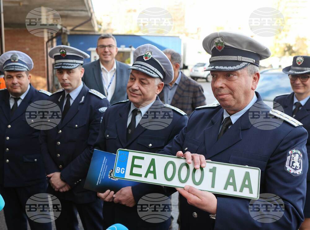 Traffic Police Starts Putting Green License Plates on Electric Vehicles