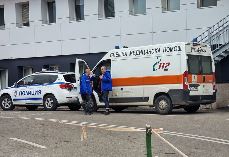 Мъжът, пострадал вчера след взрив в дома си в пернишкия квартал Рудничар, е настанен в софийска болница с изгаряния и опасност за живота