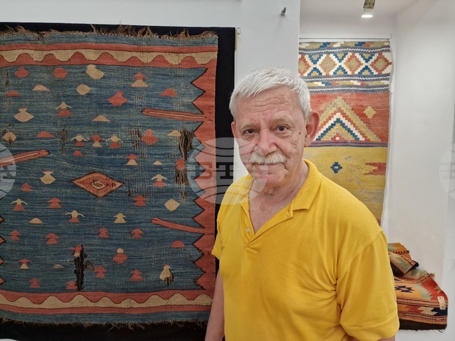 Нидерландец, живеещ във Велико Търново, колекционира старинни български килими и мечтае да създаде Национален музей на българското килимарство