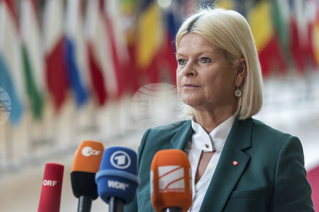 АПА: Австрийската министърка на отбраната се срещна със сенегалския си колега