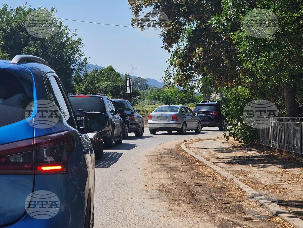 Затруднено е движението по пътя на влизане в София през село Владая