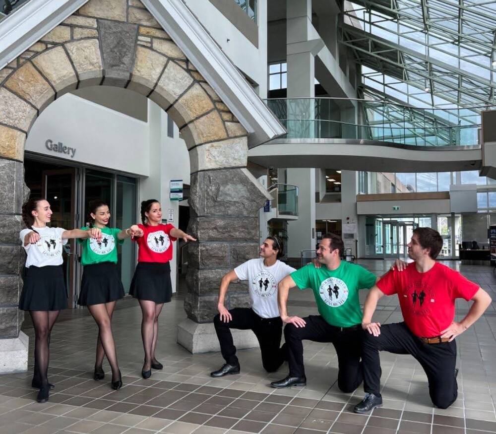 Фолклорният танцов клуб „Изворче“ в Отава обяви свободни позиции за музиканти, изпълняващи народна музика