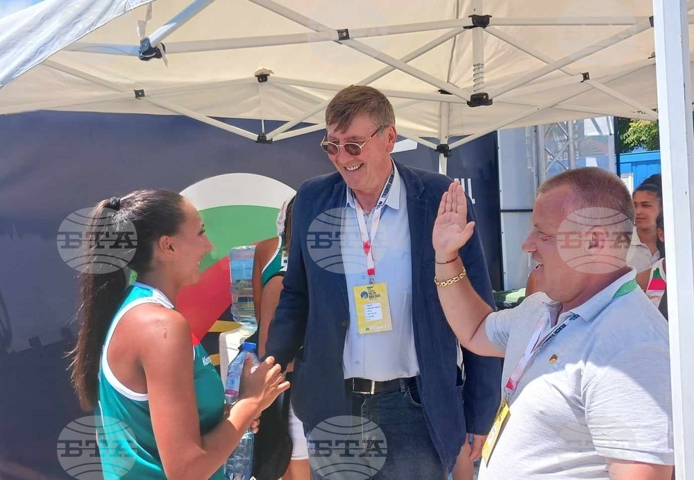 ММС: Георги Глушков подкрепи националните ни отбори по плажен хандбал във Варна