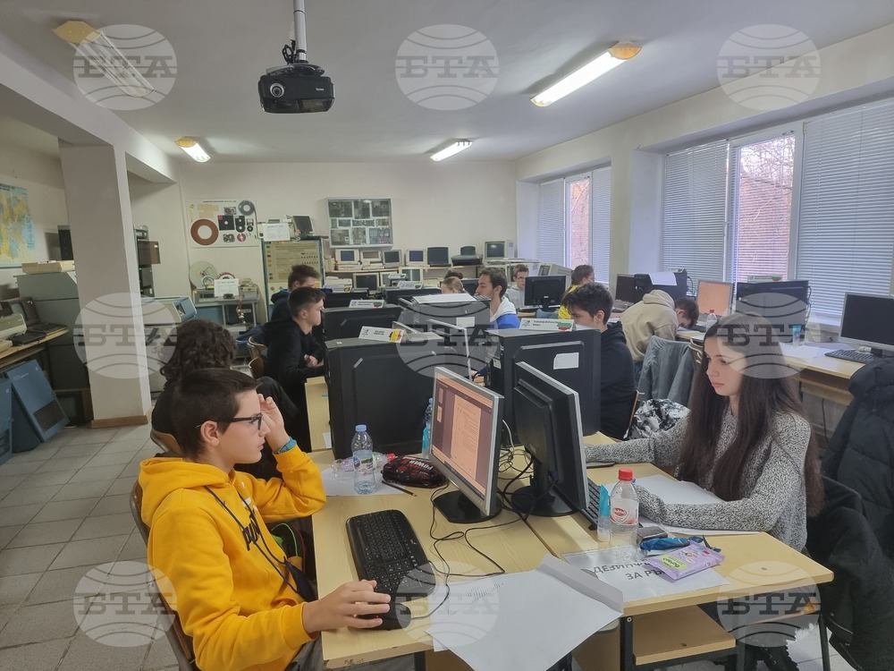 Българските състезатели спечелиха пет златни медала на международния турнир по информатика в Шумен