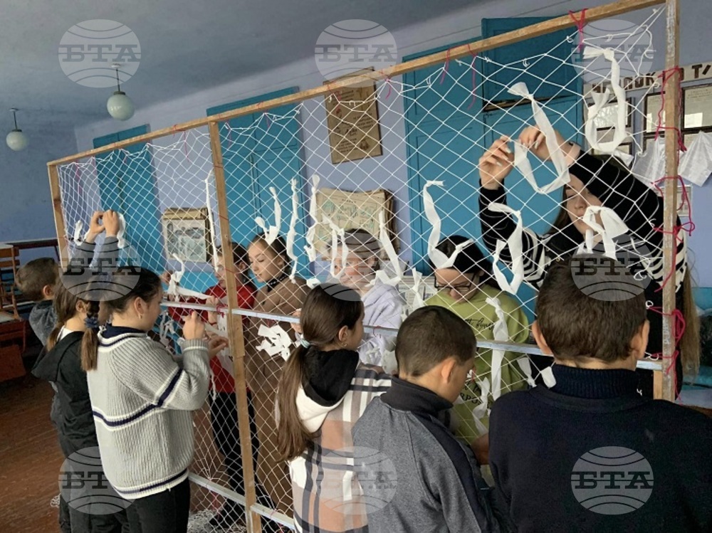 Българчета от Петровския лицей плетат маскировъчни мрежи за украинската армия