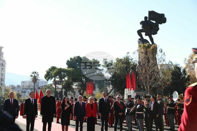 АТА: Държавните глави на Албания и Косово участваха в церемонията по издигане на националния флаг на Албания във Вльора