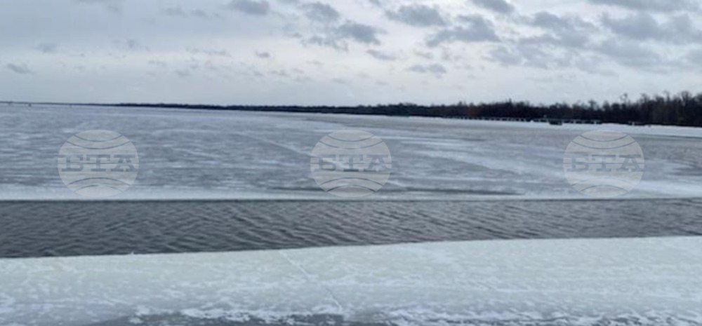 Около 200 американски въдичари бяха спасени, след като се оказаха на откъснал се леден блок в езеро в щата Минесота