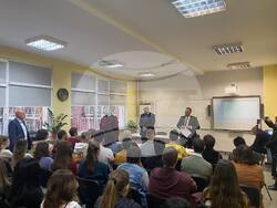 Снимка: Асоциация на прокурорите в България - Главният прокурор Иван Гешев към ученици от Езикова гимназия „Пейо Яворов“ в Силистра.
