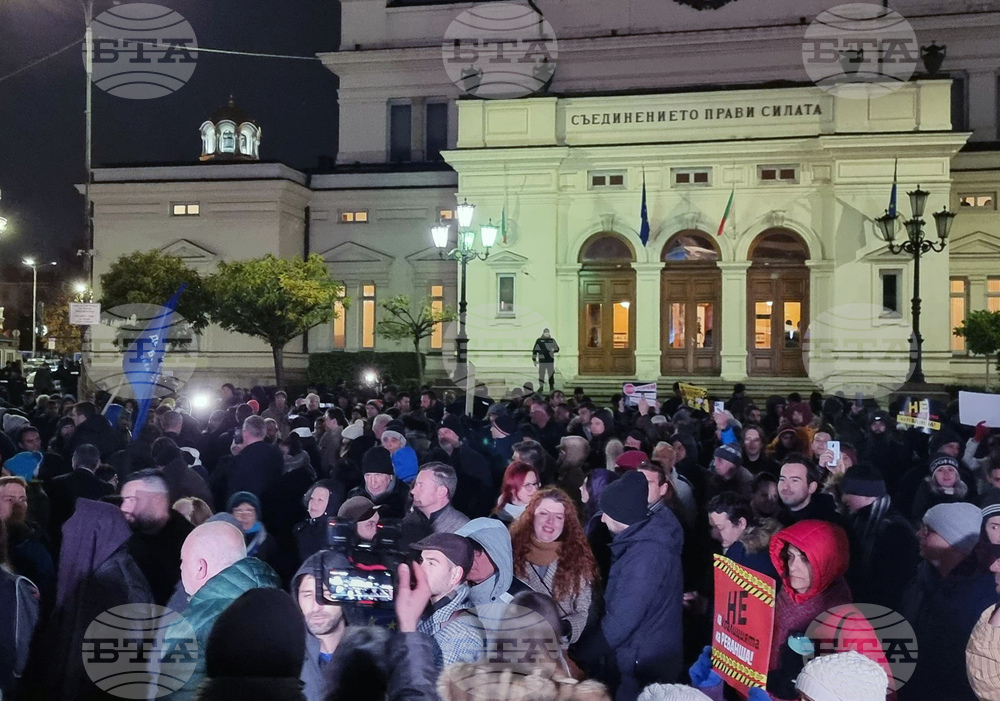 Граждани отново протестират срещу хартиената бюлетина пред Народното събрание