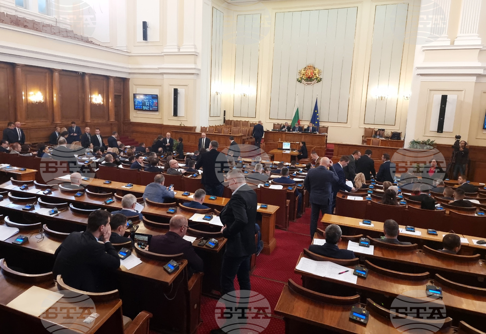 Редовният парламентарен контрол за днес бе отложен, заседанието на парламента започва с блиц контрол
