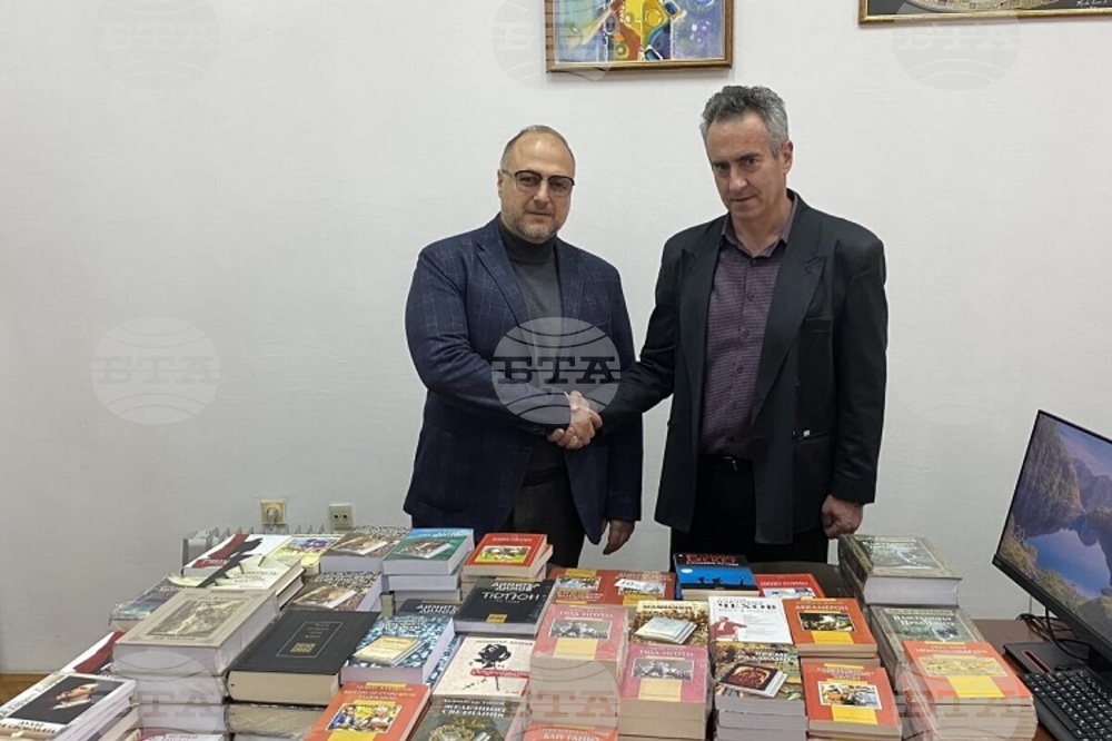 Генералният консул на България в Ниш дари книги на Босилеградската гимназия