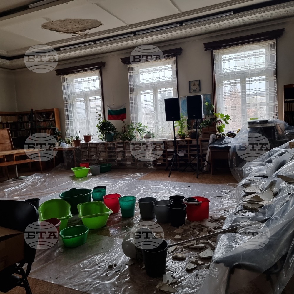 Теч разрушава тавана на най-голямата читалня в Перник